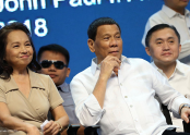 Gloria Macapagal-Arroyo 전 대통령 (L)과 Rodrigo Duterte 대통령 (R).png
